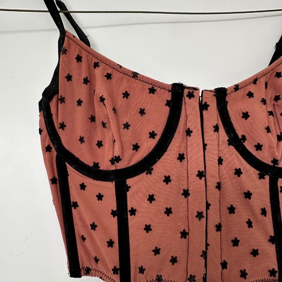 Urban Outfitters out from under corset - Picture 3 of 3